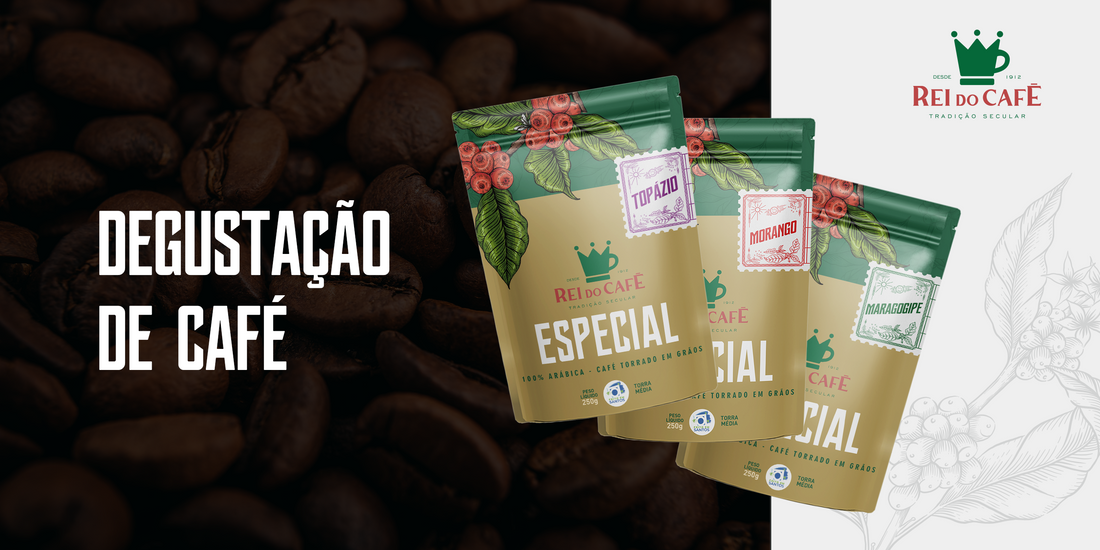 Degustação de café especial Rei do Café com três variedades: Topázio, Morango e Amaragogipe. Embalagens de café torrado em grãos 100% arábica com torra média sobre fundo de grãos de café