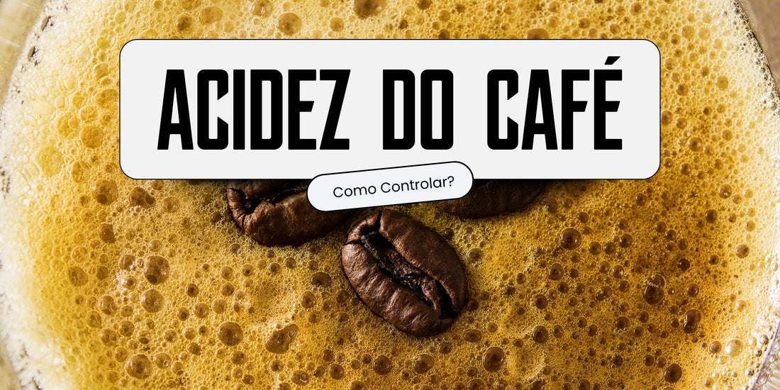 Grãos de café torrados sobre crema dourada de espresso, representando a acidez do café e seus sabores