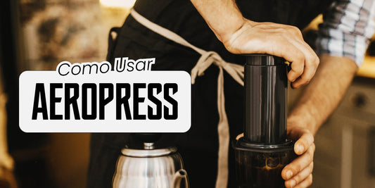 Barista pressionando o êmbolo da AeroPress sobre caneca com chaleira gooseneck ao lado, imagem de capa do guia como usar AeroPress