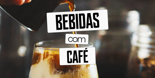 Café sendo despejado sobre leite e gelo em copo de vidro, formando camadas de bebida gelada com café