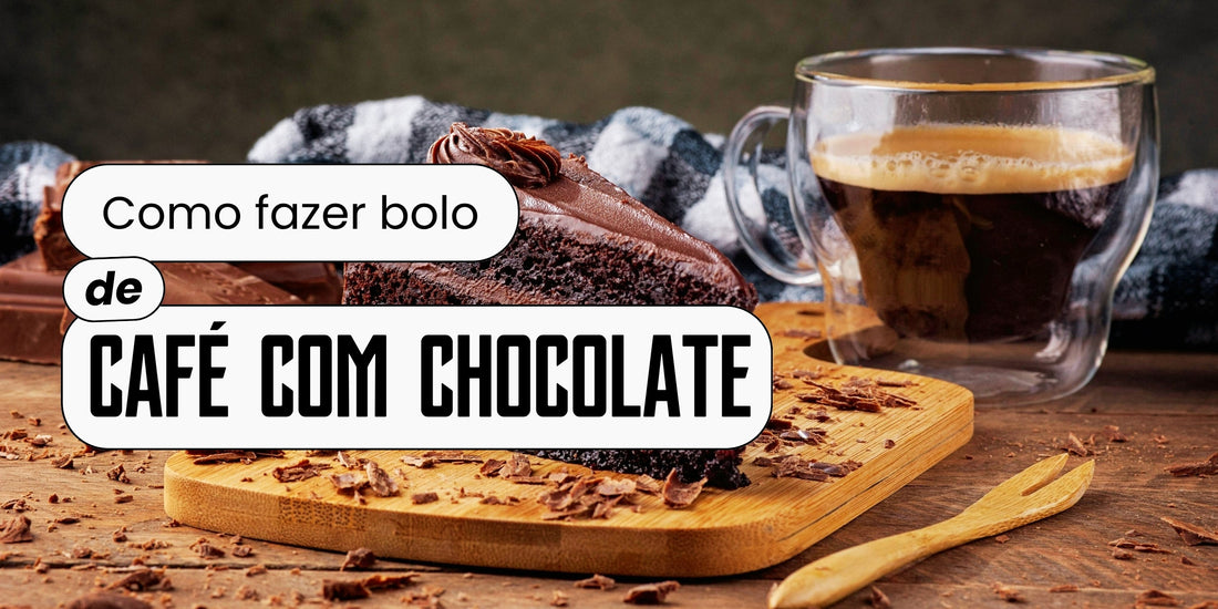 Fatia de bolo de café com chocolate coberto com ganache, ao lado de uma xícara de café, sobre tábua de madeira