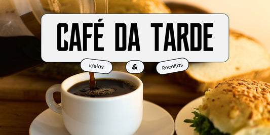 Xícara de café sendo servida com pães ao fundo para um café da tarde completo