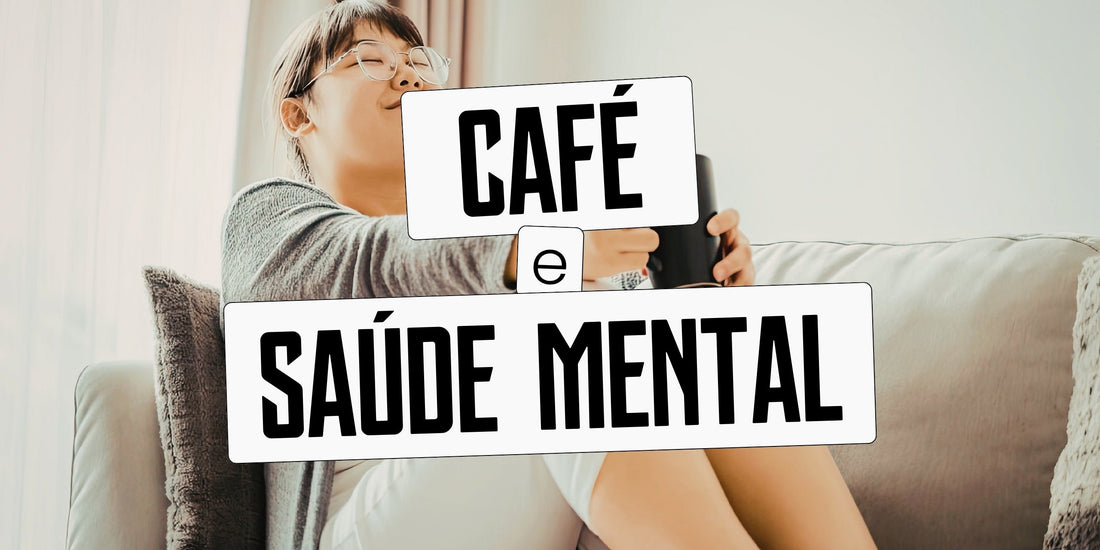 Mulher relaxada no sofá segurando uma xícara de café com expressão de bem-estar e olhos fechados