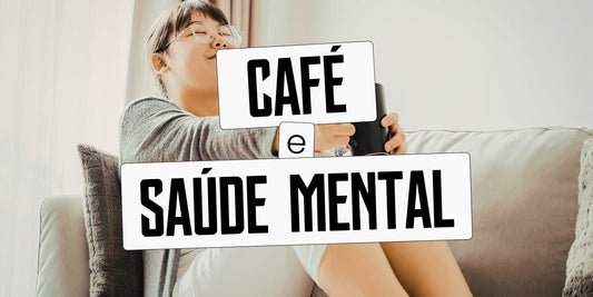 Mulher relaxada no sofá segurando uma xícara de café com expressão de bem-estar e olhos fechados