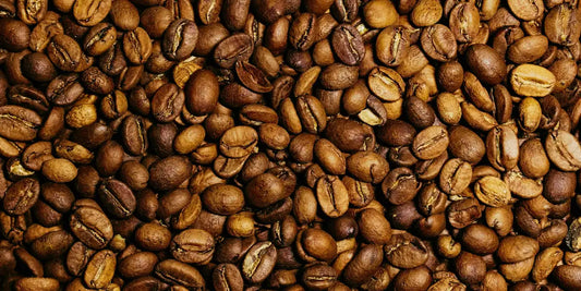 Grãos de café arábica torrados vistos de cima, prontos para escolha e armazenamento