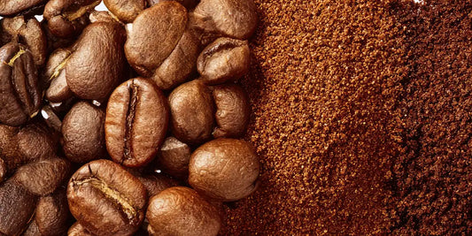 Grãos de café inteiros à esquerda e café moído à direita, lado a lado