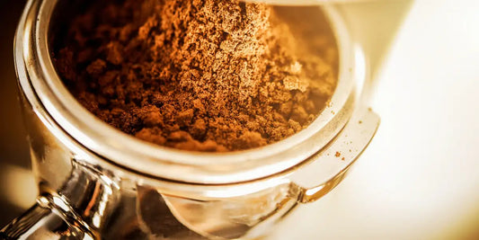 café moído fino dentro de portafiltro para preparo de espresso