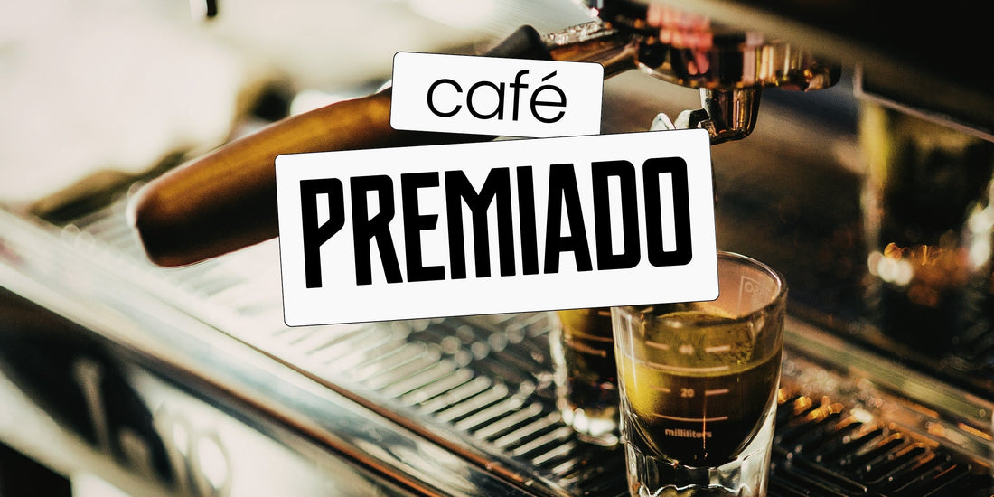 Extração de espresso de café premiado em máquina profissional, com crema dourada escorrendo para o copo medidor