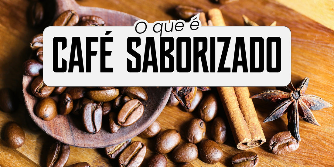 Grãos de café torrado em recipiente de madeira ao lado de canela em pau e anis-estrelado, ingredientes usados para saborizar café