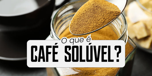 Colher de café solúvel em pó sobre pote de vidro cheio, mostrando a textura granulada do produto