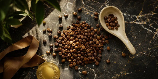 Grãos de café brasileiro premiado ao lado de medalha de ouro.