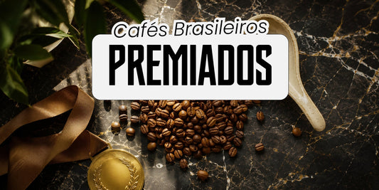 Grãos de café especial brasileiro ao lado de medalha dourada de premiação sobre mármore escuro