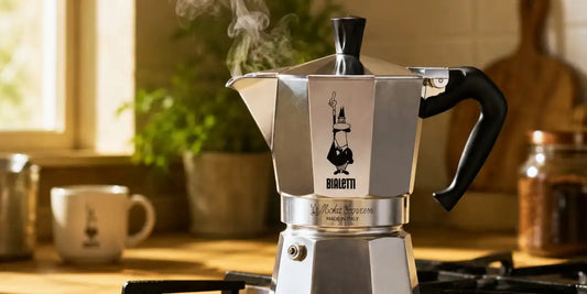 Cafeteira Bialetti Moka Express no fogão com vapor saindo
