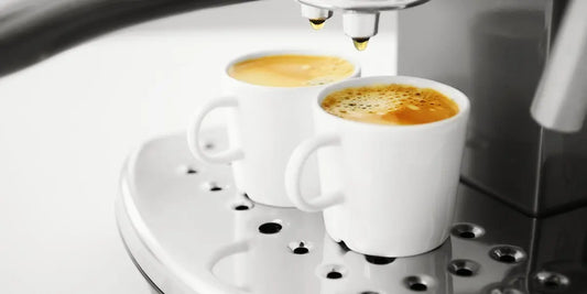 Máquina de espresso automática extraindo duas xícaras com crema