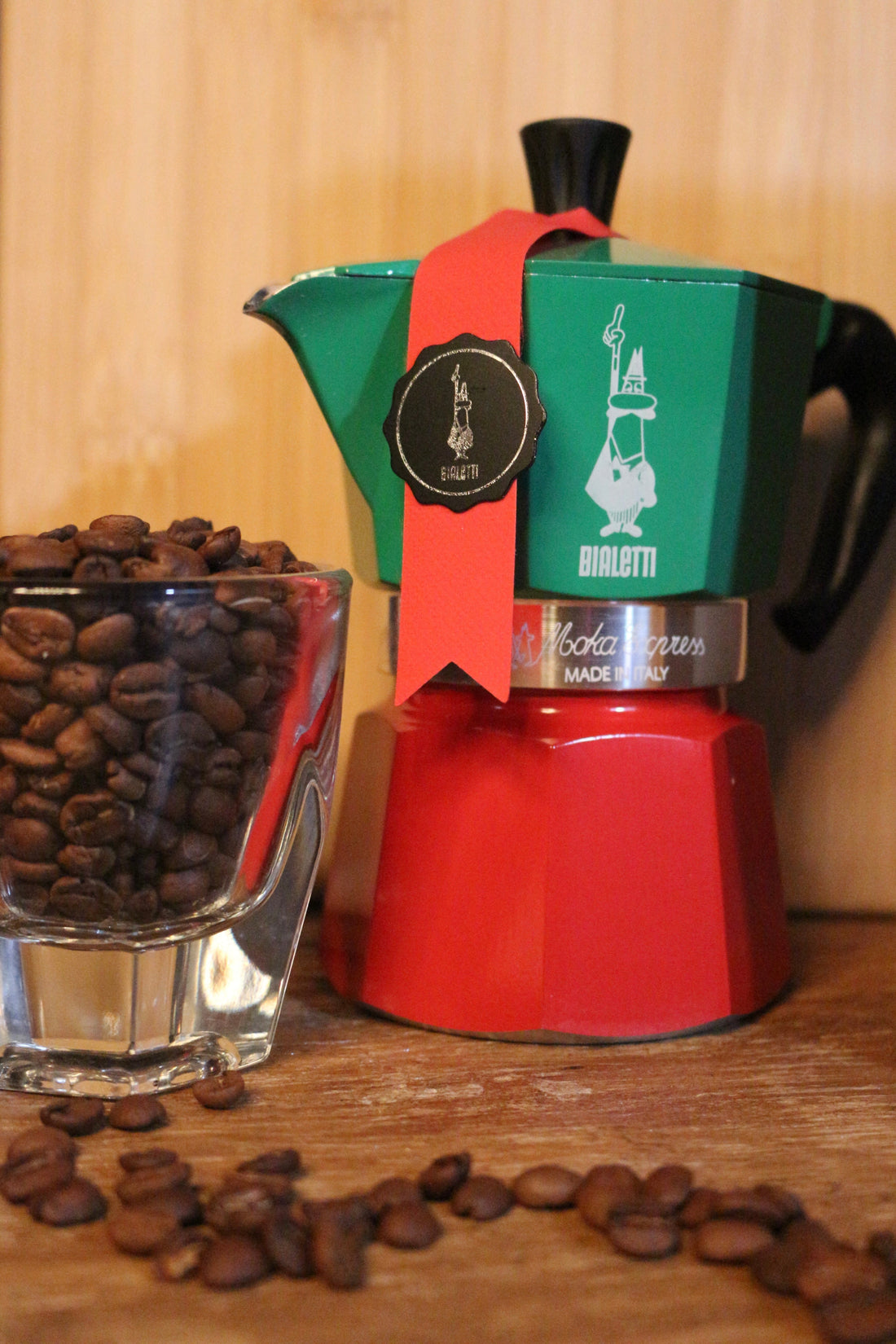 Cafeteira italiana Moka com café fresco sendo servido em xícara  branca sobre mesa de madeira rústica