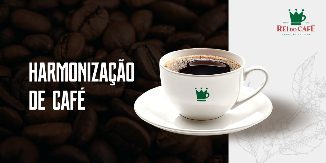 Banner para blog com o título "Harmonização de Café" sobre fundo de grãos torrados. Inclui uma xícara de café branco e o logotipo da marca Rei do Café.