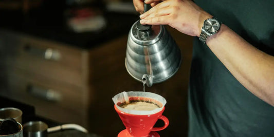 Chaleira pescoço de ganso despejando em V60 vermelho