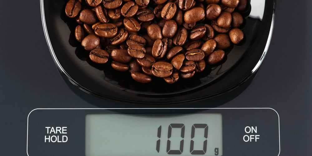 Balança digital para preparo de café, permitindo repetir receitas com maior precisão e consistência.