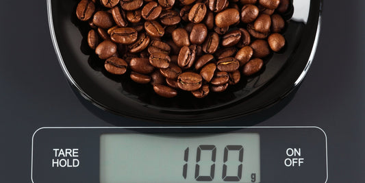 Balança digital para preparo de café, permitindo repetir receitas com maior precisão e consistência.
