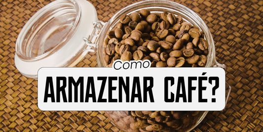 Pote de vidro hermético aberto com grãos de café torrados sobre superfície de palha