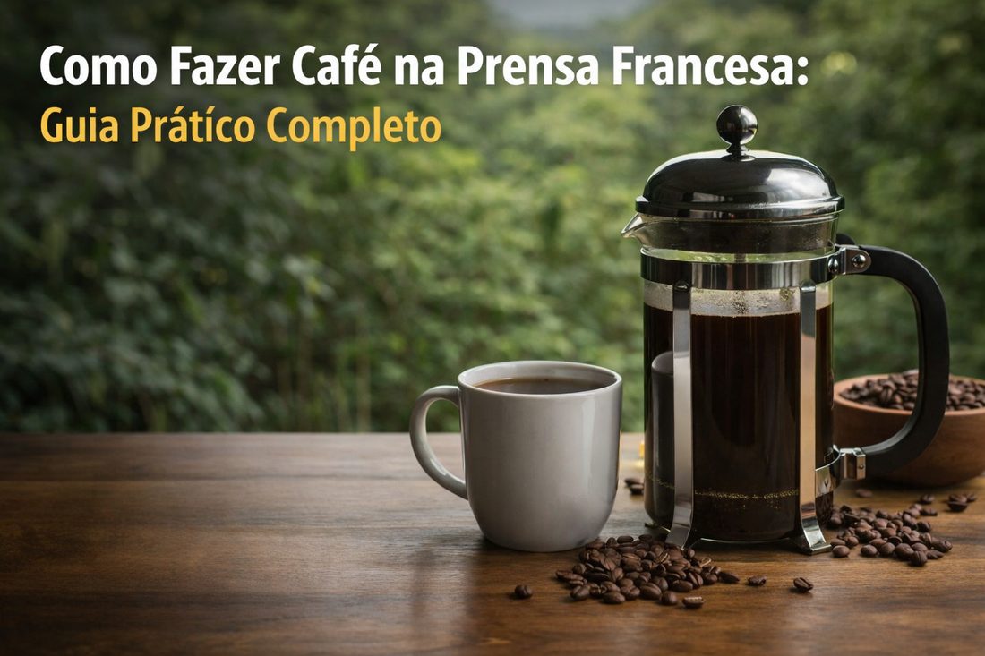 Prensa francesa com café sobre mesa de madeira, ao lado de uma xícara branca e grãos de café, com fundo verde desfocado e título sobre preparo na prensa francesa.