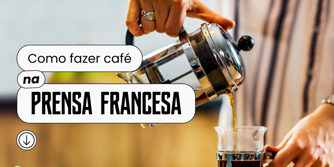 Como fazer café na prensa francesa: pessoa servindo café fresquinho da Prensa Francesa em uma xícara de vidro