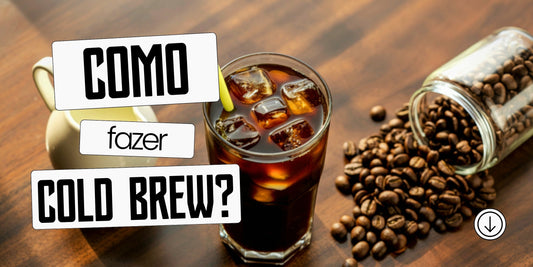 Como fazer cold brew: copo de café gelado extraído a frio com gelo, pronto para servir
