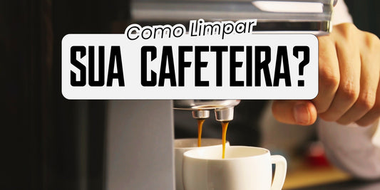 Café espresso sendo extraído de uma máquina de café em xícara branca com texto Como Limpar Sua Cafeteira