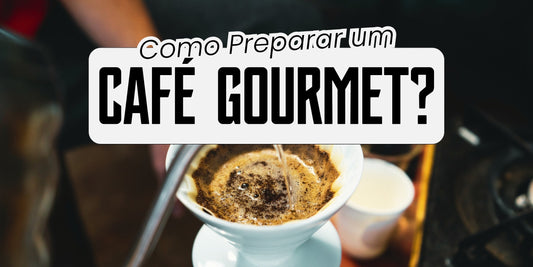 Café gourmet sendo preparado em coador com água quente sendo despejada sobre o pó, formando espuma de pré-infusão