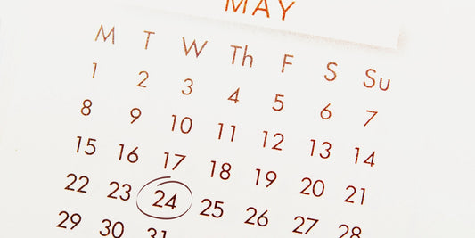 Alt text: Calendário do mês de maio com o dia 24 circulado, data do Dia Nacional do Café