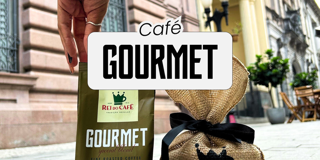  Embalagem do Café Gourmet Rei do Café sendo segurada, com saco de juta decorativo ao lado, em cenário urbano de Santos