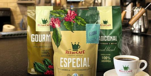 Embalagens Rei do Café Tradicional, Especial e Gourmet lado a lado com xícara de café