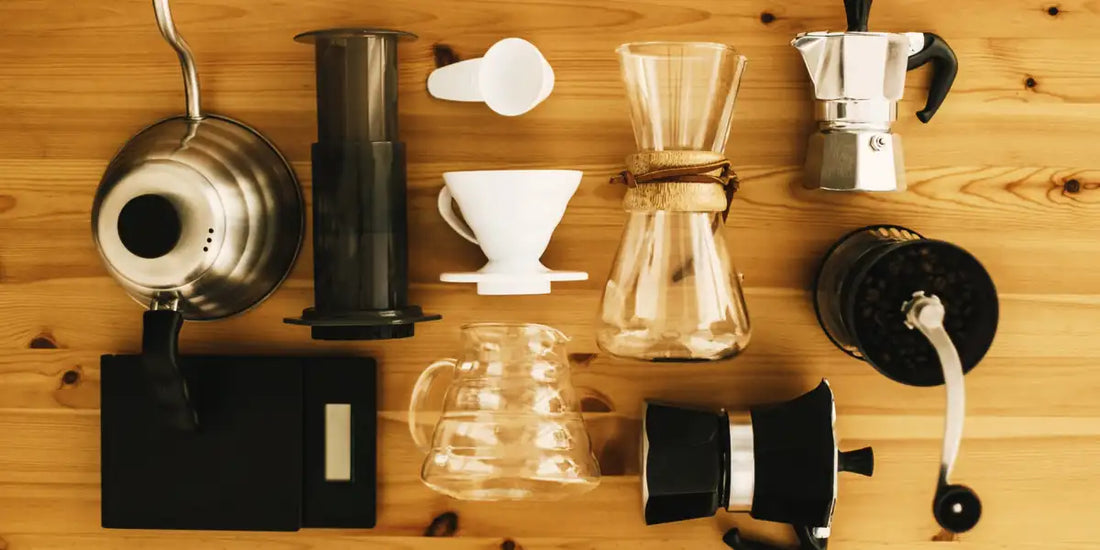 Equipamentos para diferentes métodos de preparo de café: chaleira, Aeropress, V60, Chemex, cafeteira italiana e moedor
