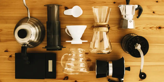 Equipamentos para diferentes métodos de preparo de café: chaleira, Aeropress, V60, Chemex, cafeteira italiana e moedor
