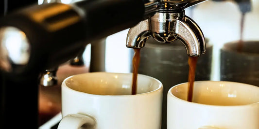 Extração de espresso em duas xícaras mostrando o tempo ideal de extração