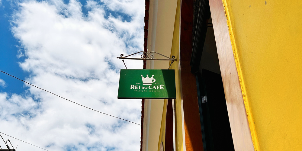 placa da Rei do Café na fachada histórica em Santos fundada em 1912