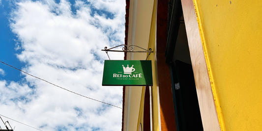 placa da Rei do Café na fachada histórica em Santos fundada em 1912