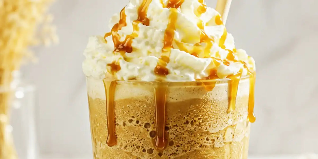 Frappuccino caseiro cremoso com chantilly e calda em copo transparente