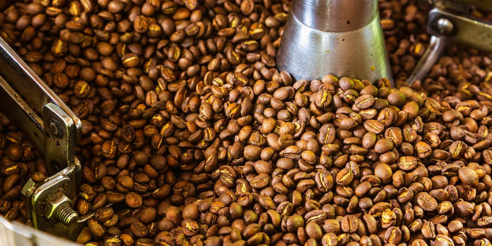 grãos de café arábica dentro do torrador artesanal durante o processo de torra
