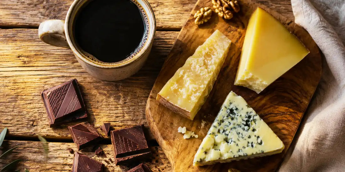Harmonização com café: xícara de café especial ao lado de chocolate amargo e queijo artesanal em tábua de madeira