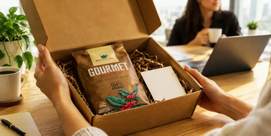 Mãos abrindo caixa de presente com café Rei do Café Gourmet e cartão em branco no escritório