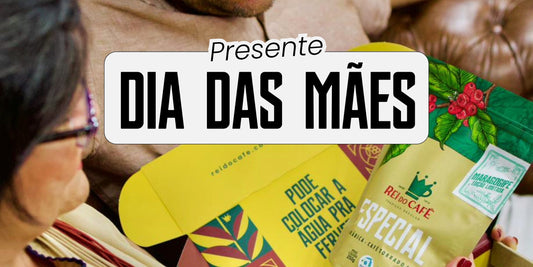 Mãe e filho observando pacote de café especial do Rei do Café