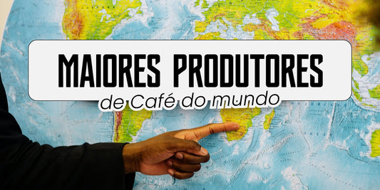 Mão apontando para mapa-múndi destacando os maiores produtores de café do mundo