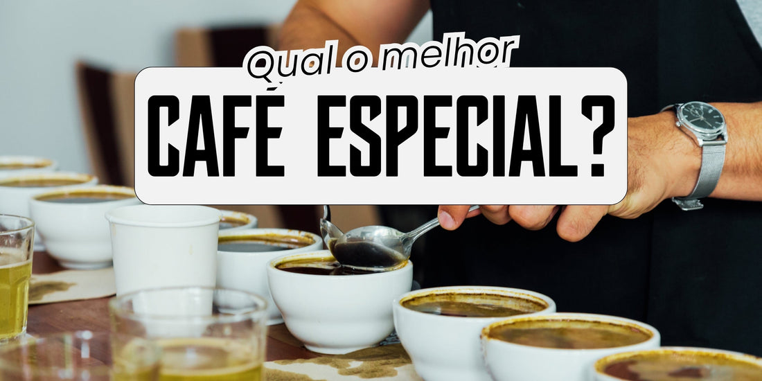 Mesa de cupping com xícaras brancas de café especial e colher de degustação durante avaliação sensorial