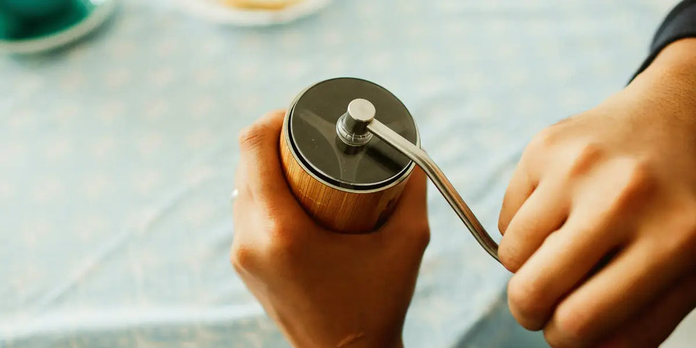 moedor de café manual com grãos torrados
