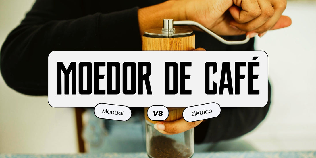 Pessoa utilizando moedor de café manual de madeira e vidro, com texto comparativo entre moedor manual e elétrico