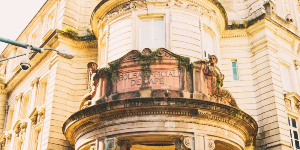 Fachada do Museu do Café em Santos, com a inscrição Bolsa Oficial de Café e esculturas no edifício histórico do centro
