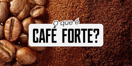 Grãos de café torrados ao lado de café moído com a pergunta o que é café forte