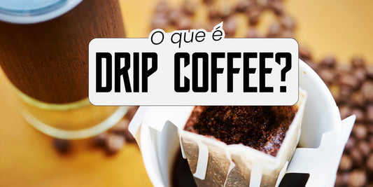 Sachê de drip coffee aberto com pó de café moído visível, ao lado de grãos de café e um copo, ilustrando o que é drip coffee
