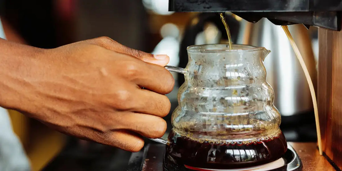 café sendo preparado em Chemex com água na temperatura ideal
